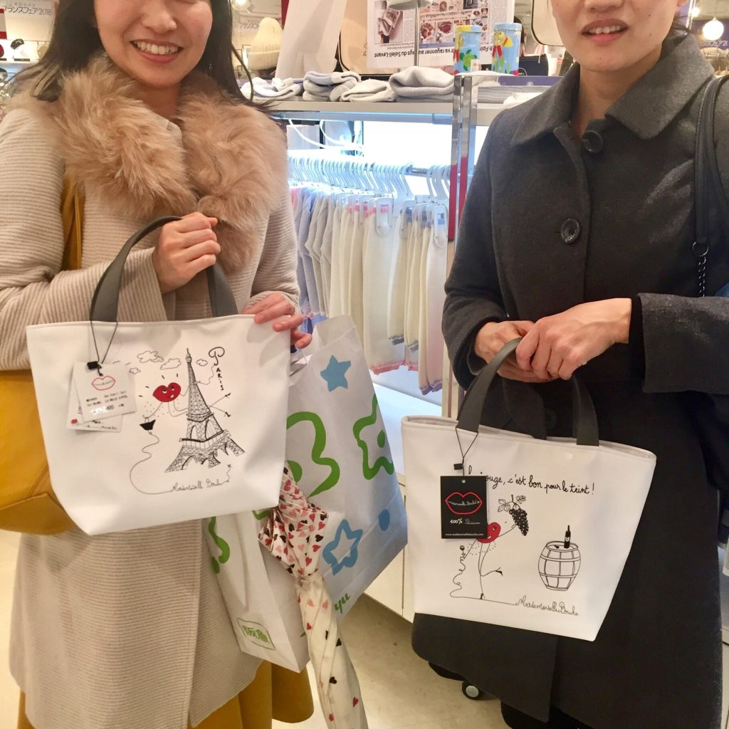 Accessoires et sacs de la collection Mademoiselle Bouche vendus au Japon.